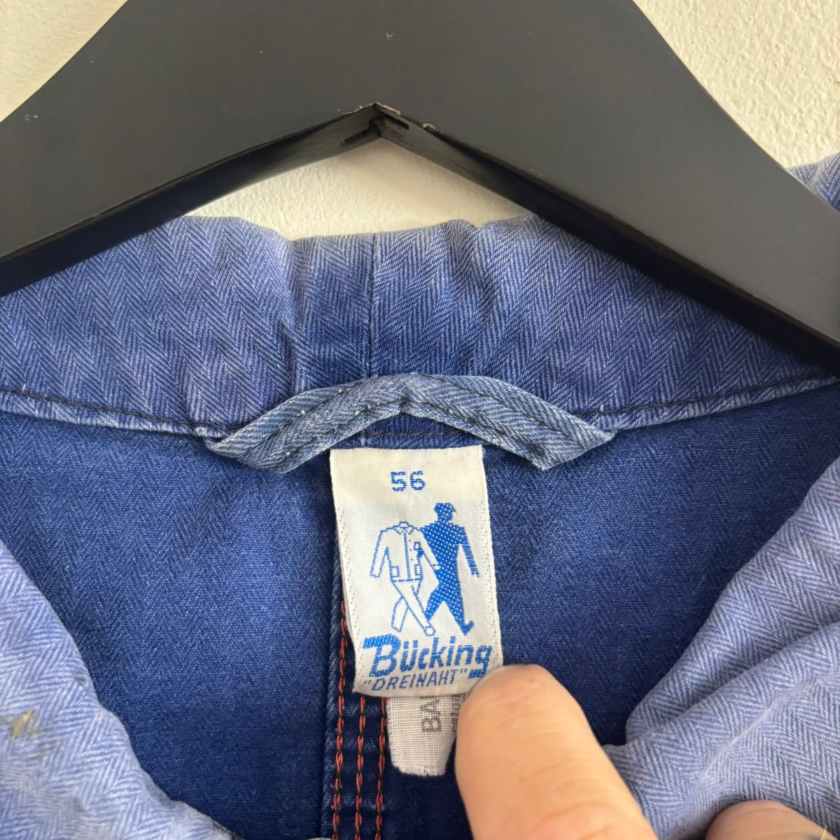 Bücking blue chore jacket faded herringbone twill with tulip emblem patch pocket.