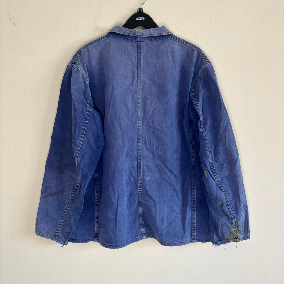 Bücking blue chore jacket faded herringbone twill with tulip emblem patch pocket.