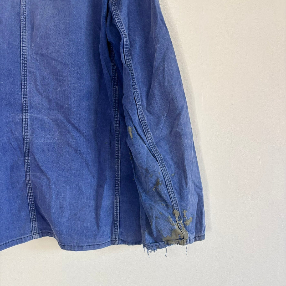 Bücking blue chore jacket faded herringbone twill with tulip emblem patch pocket.