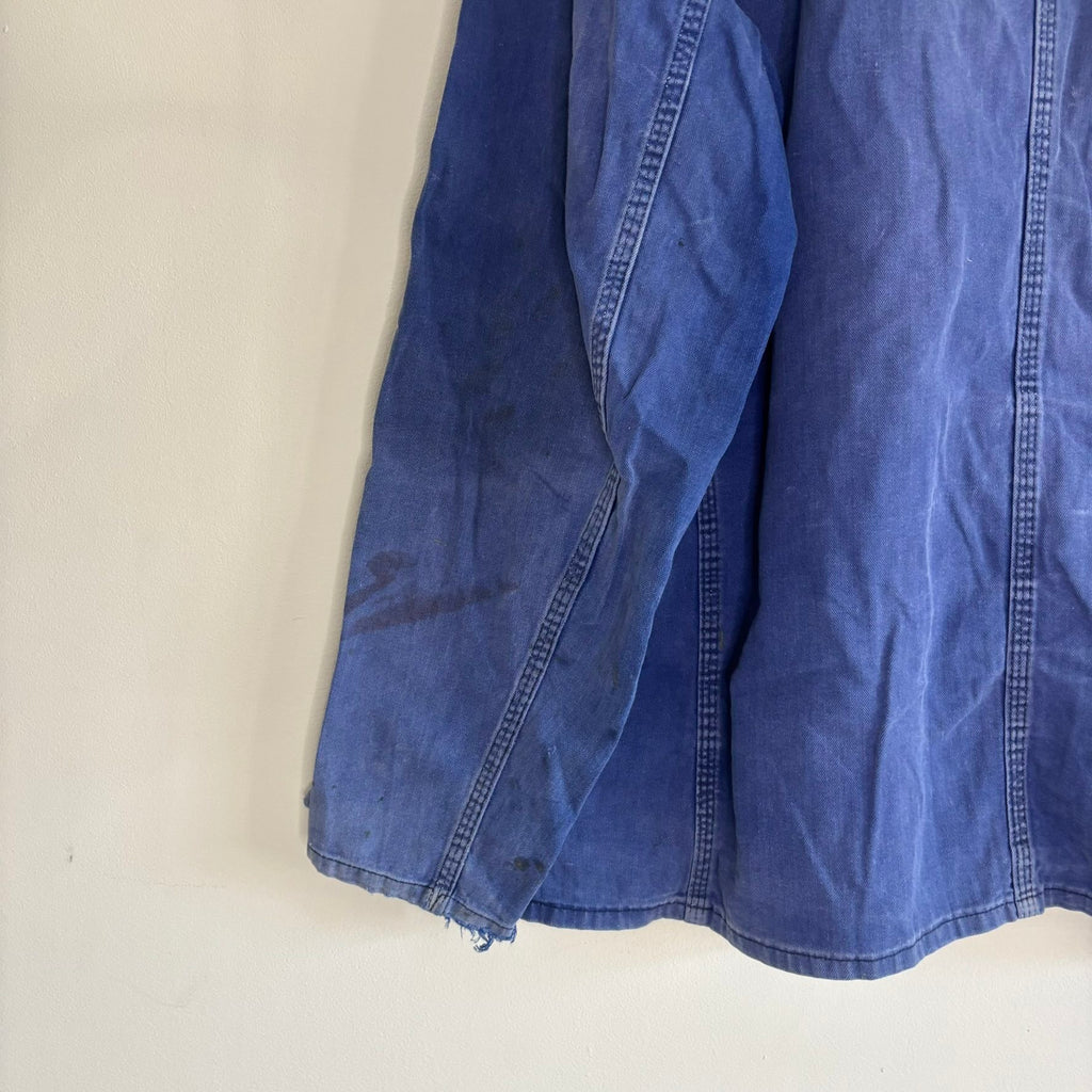 Bücking blue chore jacket faded herringbone twill with tulip emblem patch pocket.