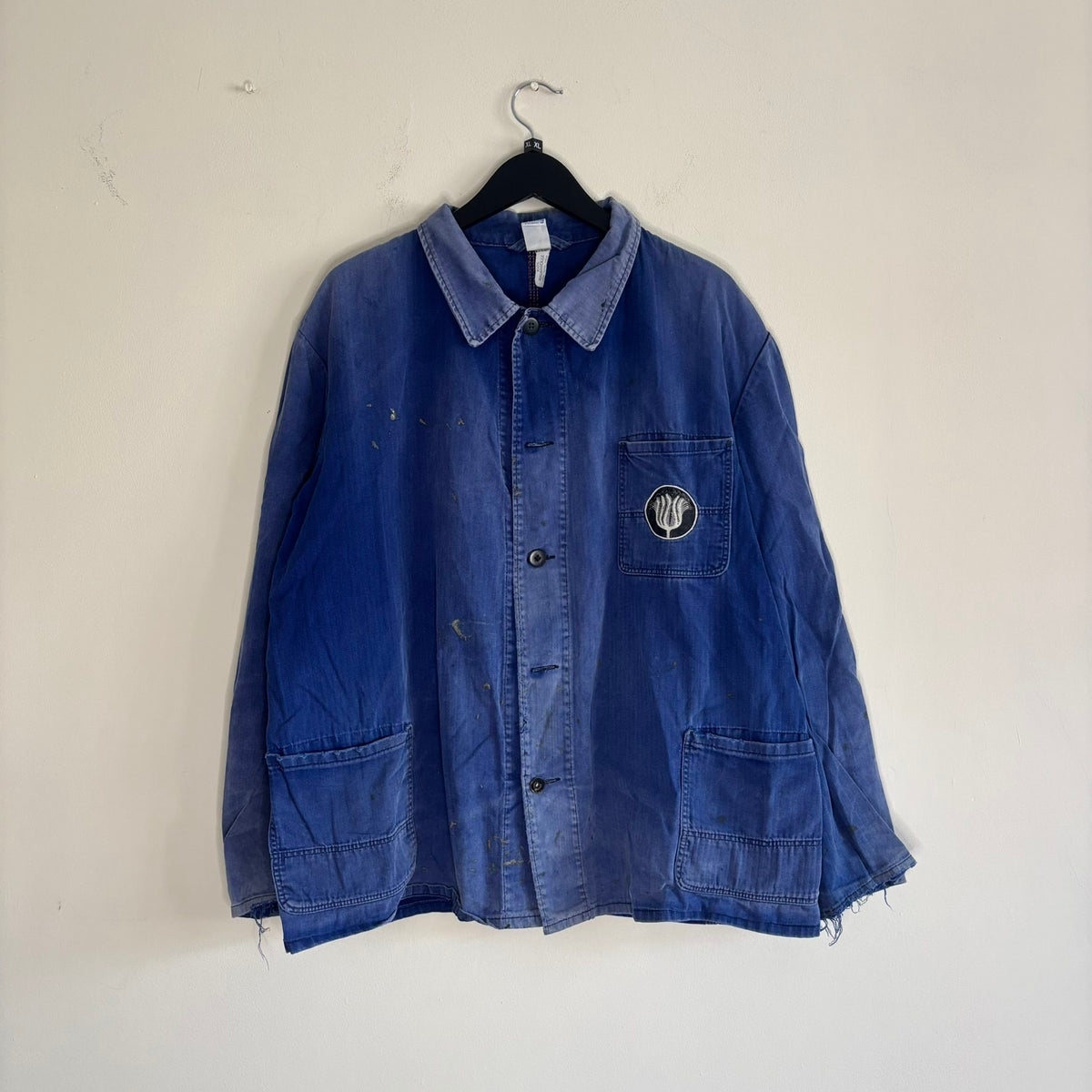 Bücking blue chore jacket faded herringbone twill with tulip emblem patch pocket.