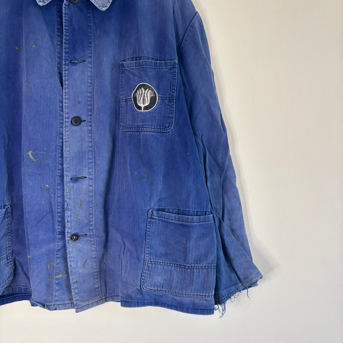 Bücking blue chore jacket faded herringbone twill with tulip emblem patch pocket.