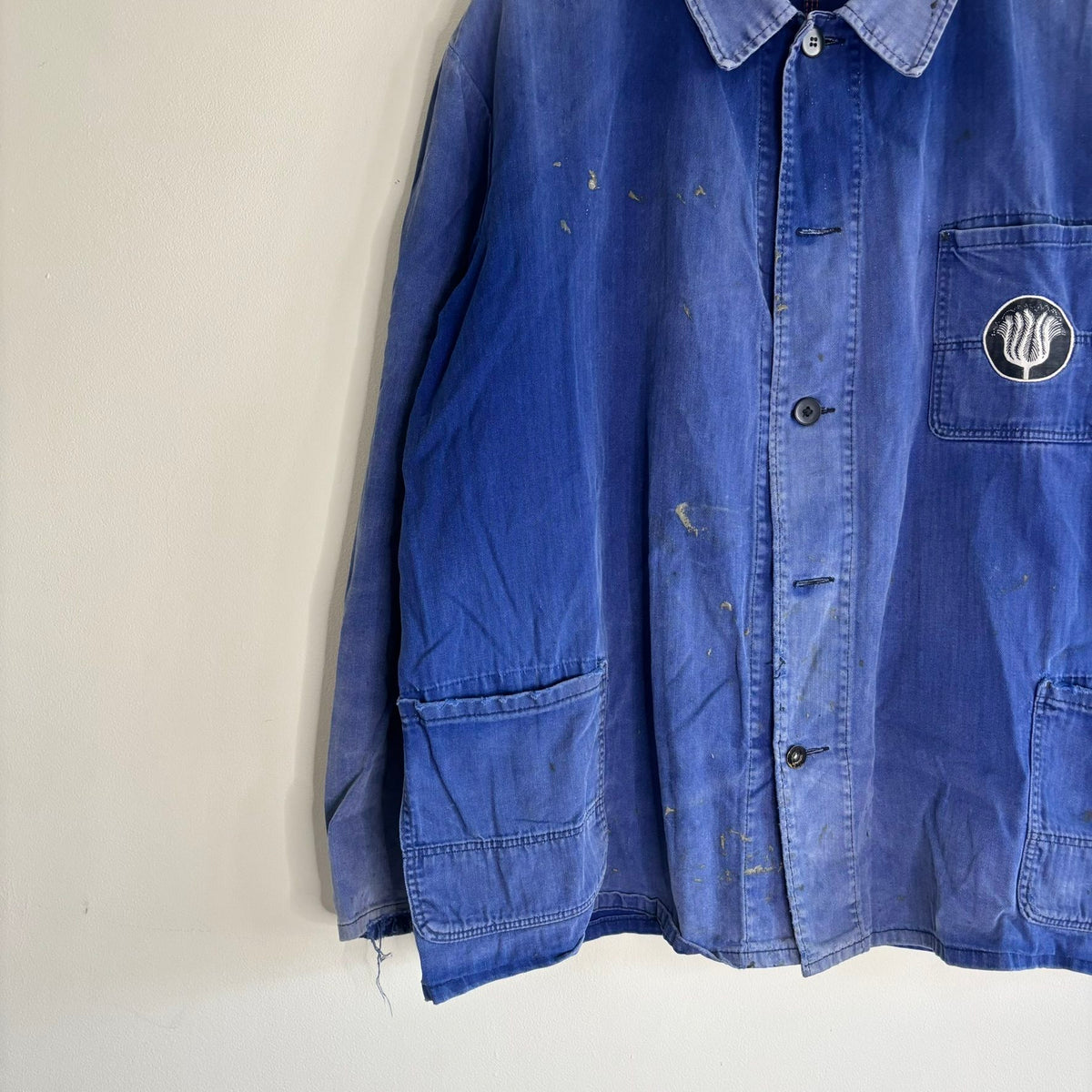 Bücking blue chore jacket faded herringbone twill with tulip emblem patch pocket.
