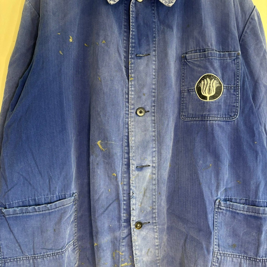 Bücking blue chore jacket faded herringbone twill with tulip emblem patch pocket.