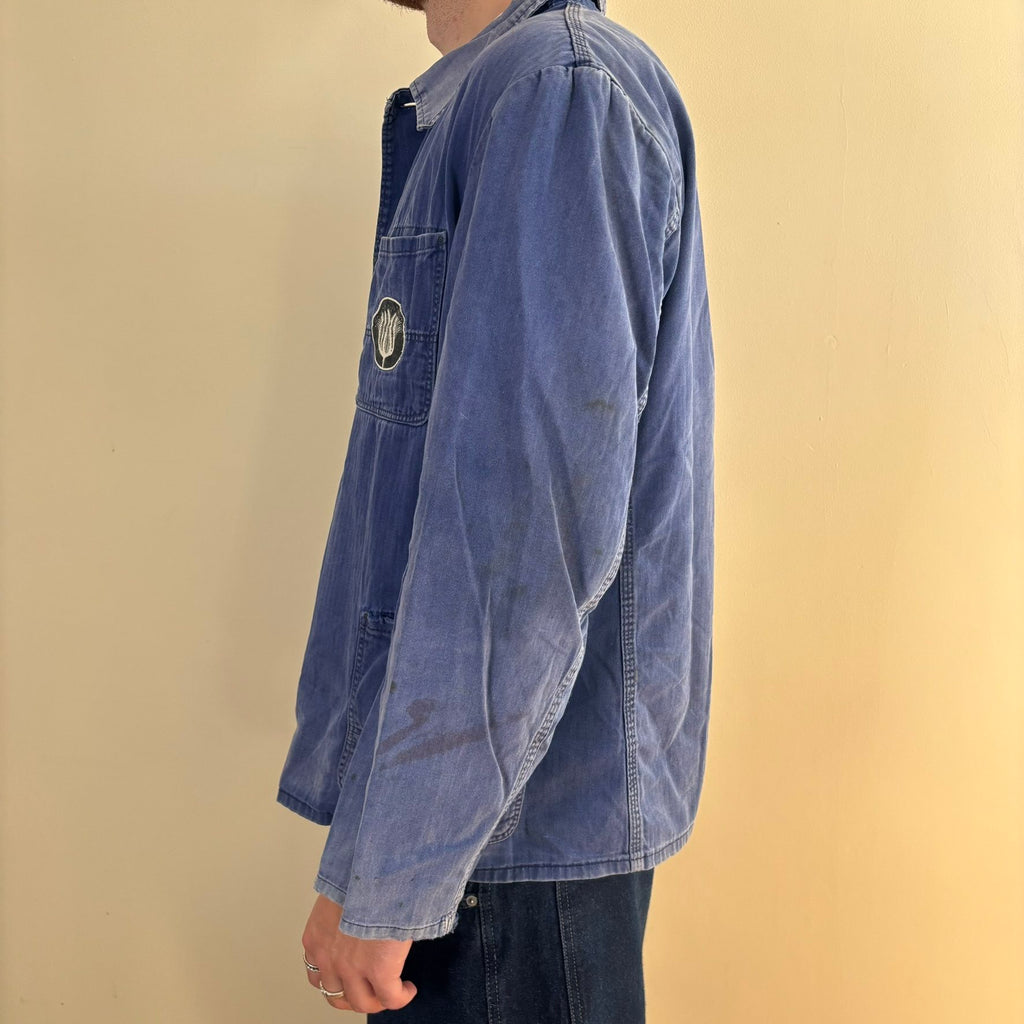 Bücking blue chore jacket faded herringbone twill with tulip emblem patch pocket.