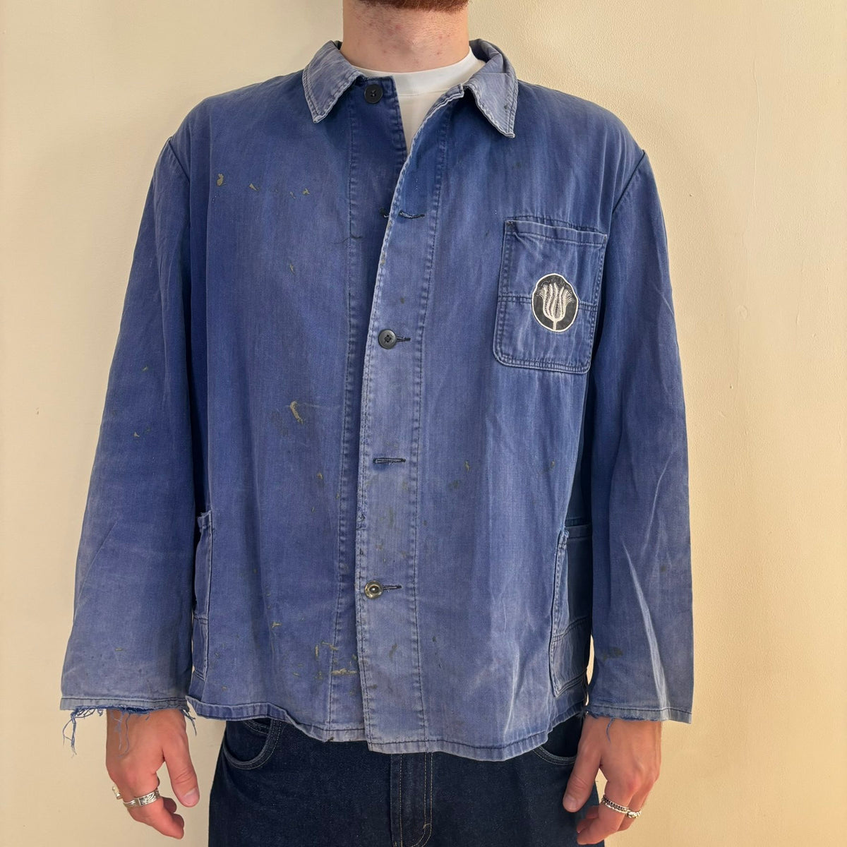 Bücking blue chore jacket faded herringbone twill with tulip emblem patch pocket.