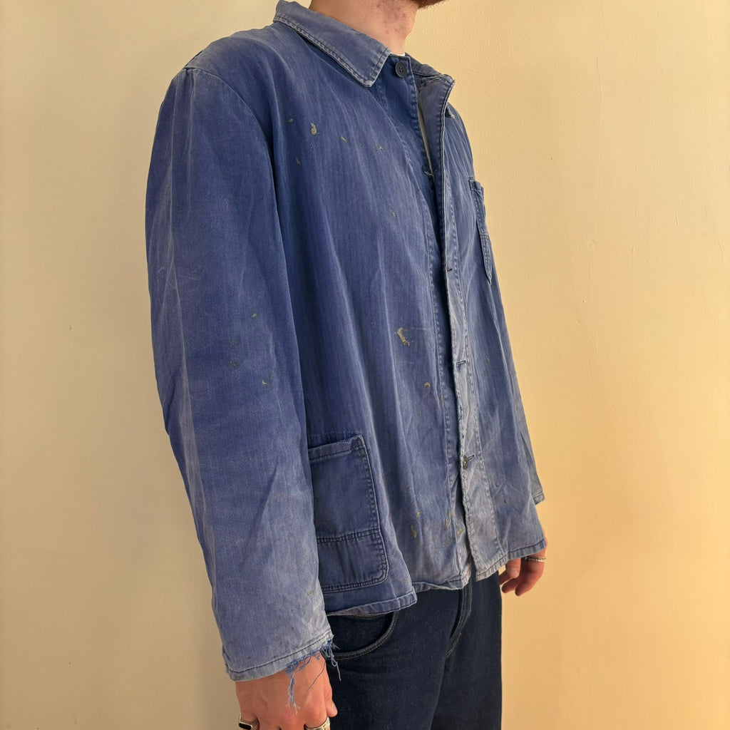 Bücking blue chore jacket faded herringbone twill with tulip emblem patch pocket.