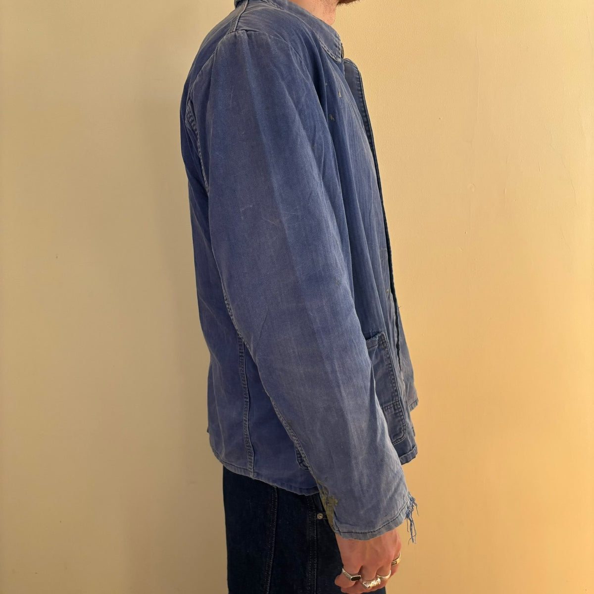 Bücking blue chore jacket faded herringbone twill with tulip emblem patch pocket.