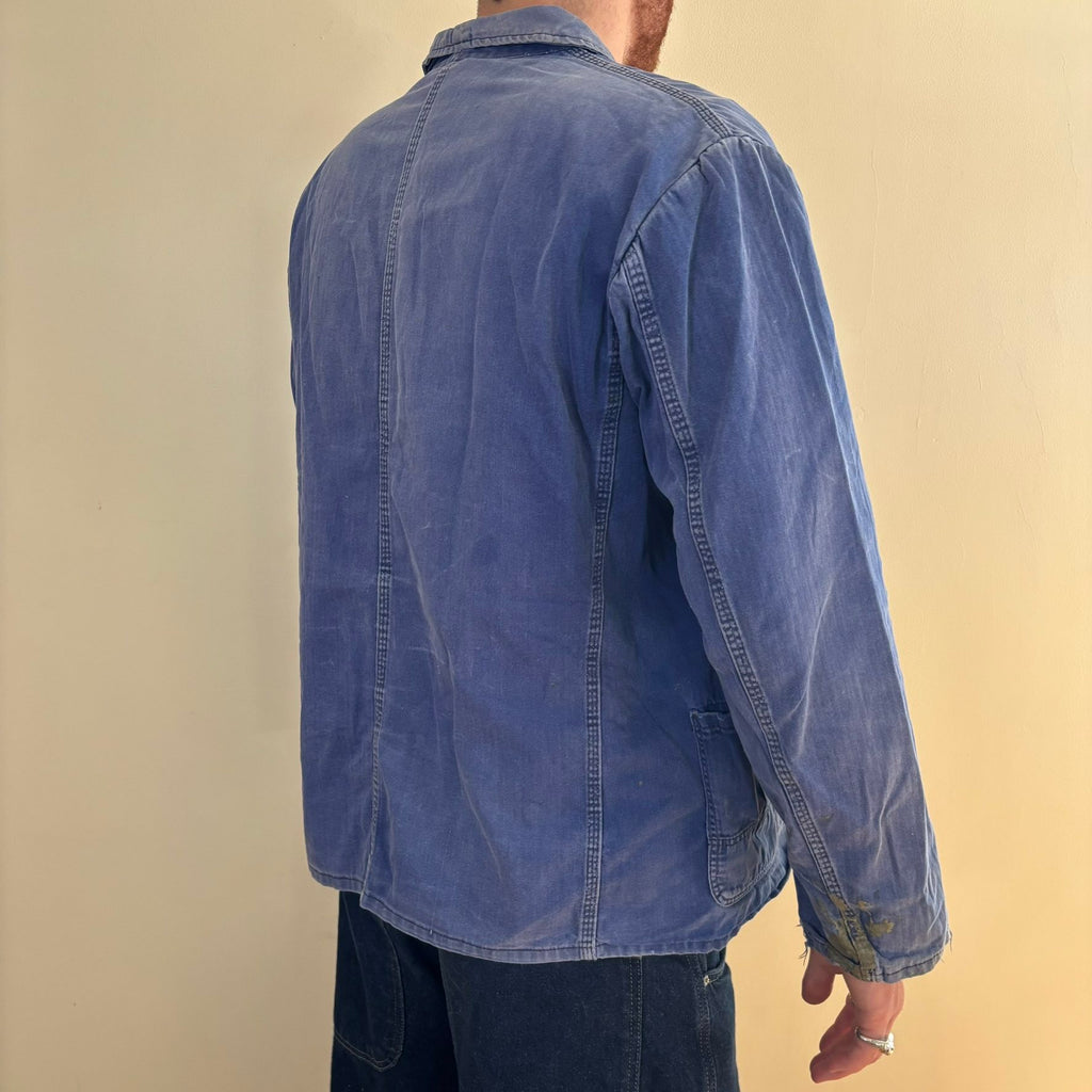 Bücking blue chore jacket faded herringbone twill with tulip emblem patch pocket.