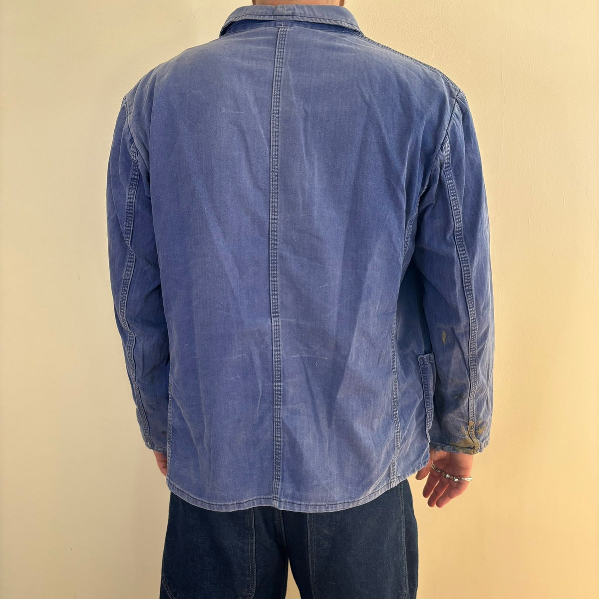 Bücking blue chore jacket faded herringbone twill with tulip emblem patch pocket.