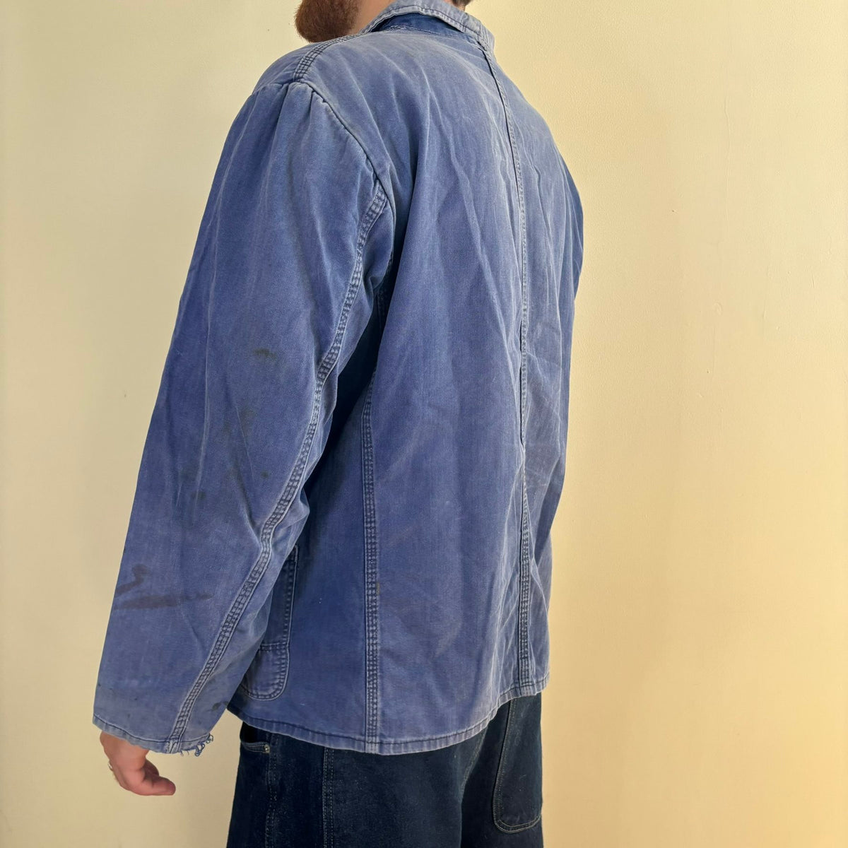 Bücking blue chore jacket faded herringbone twill with tulip emblem patch pocket.