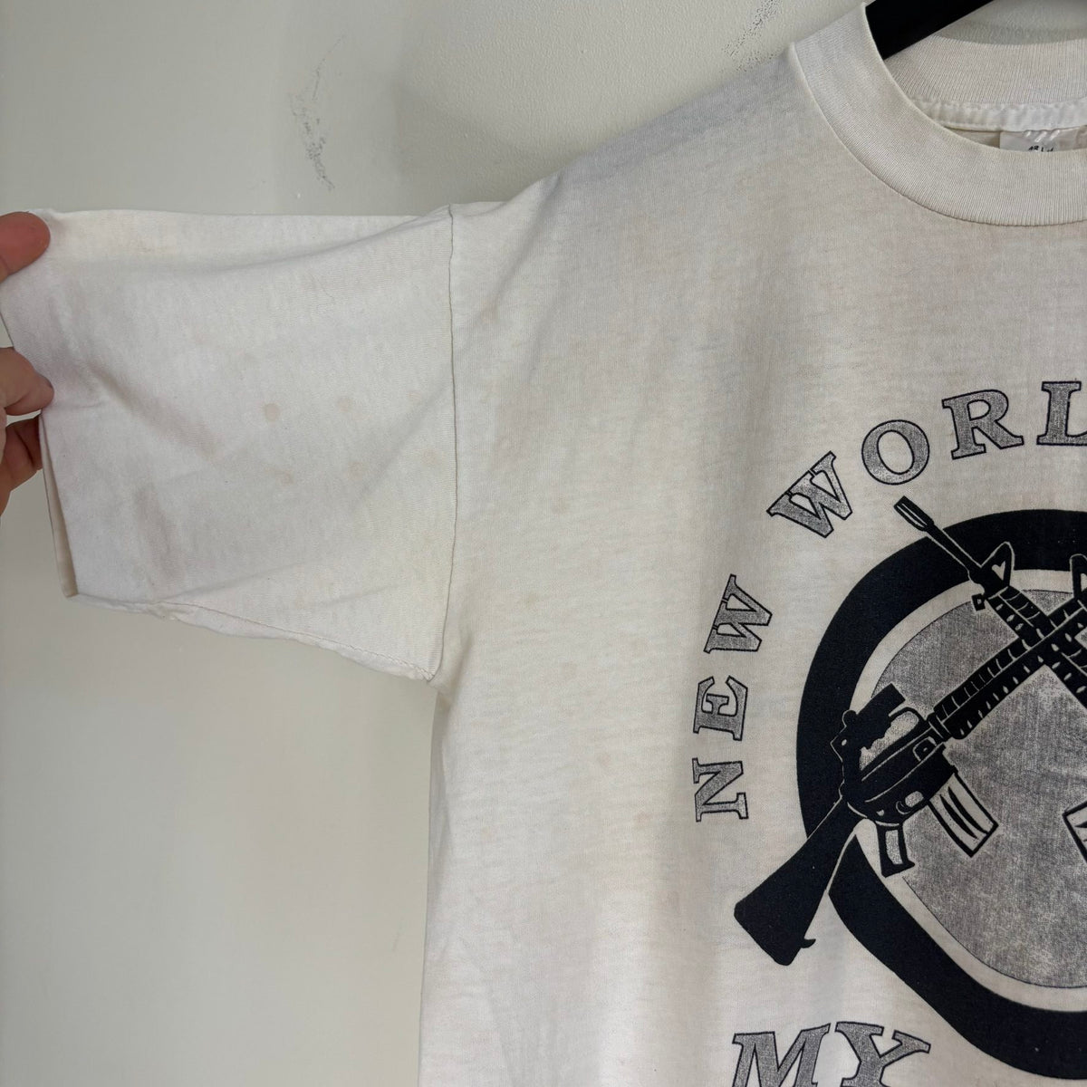 Belton vintage graphic t-shirt off-white with black and grey crossed rifles design