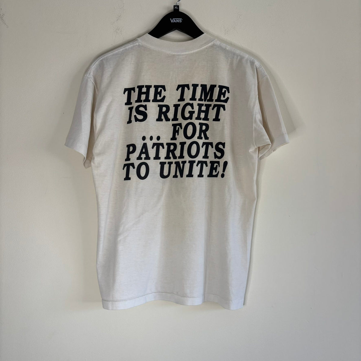 Belton vintage graphic t-shirt off-white with black and grey crossed rifles design